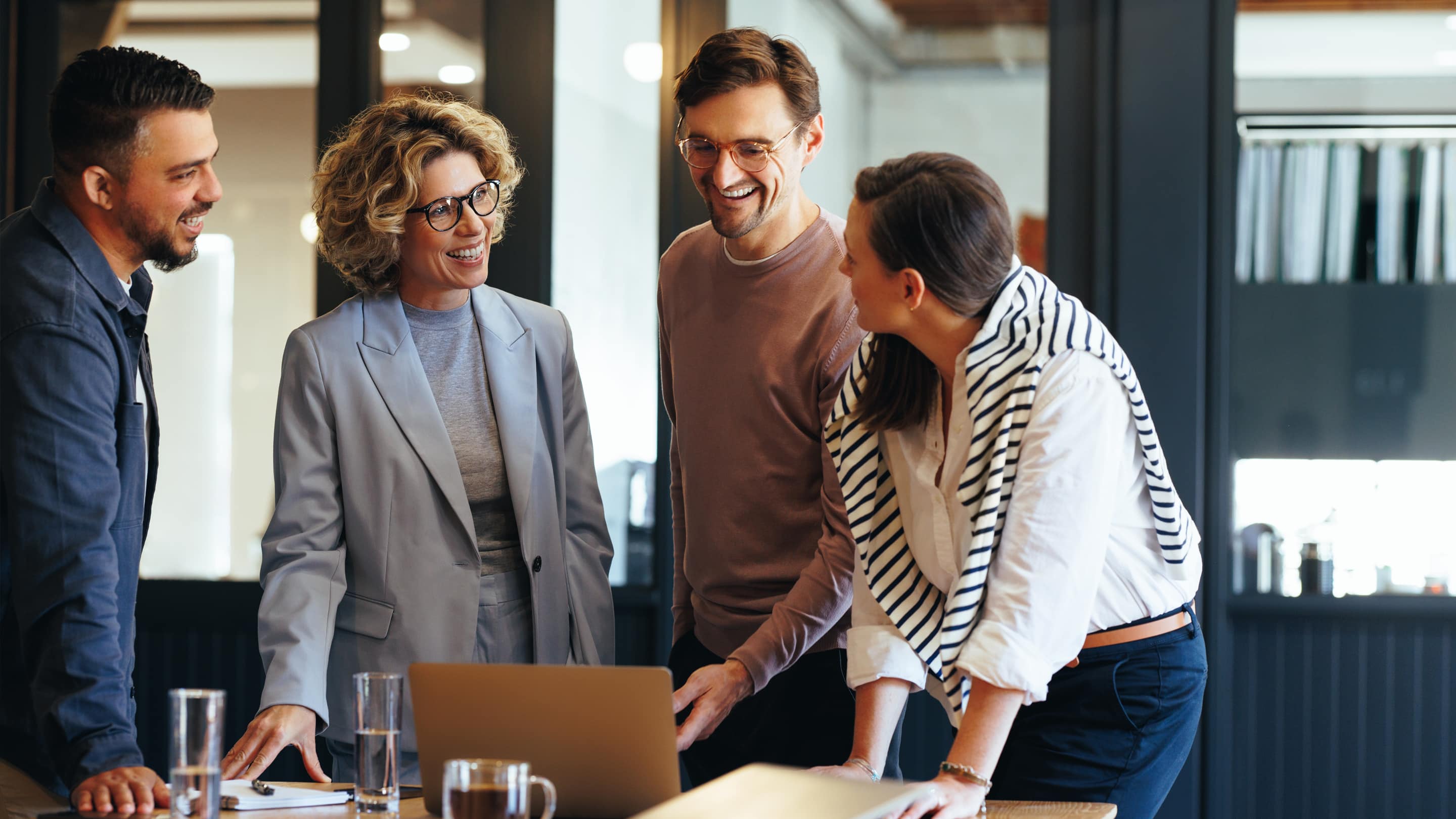 Team steht an einem Tisch bei der personalrelevante Untersuchungen im Unternehmen