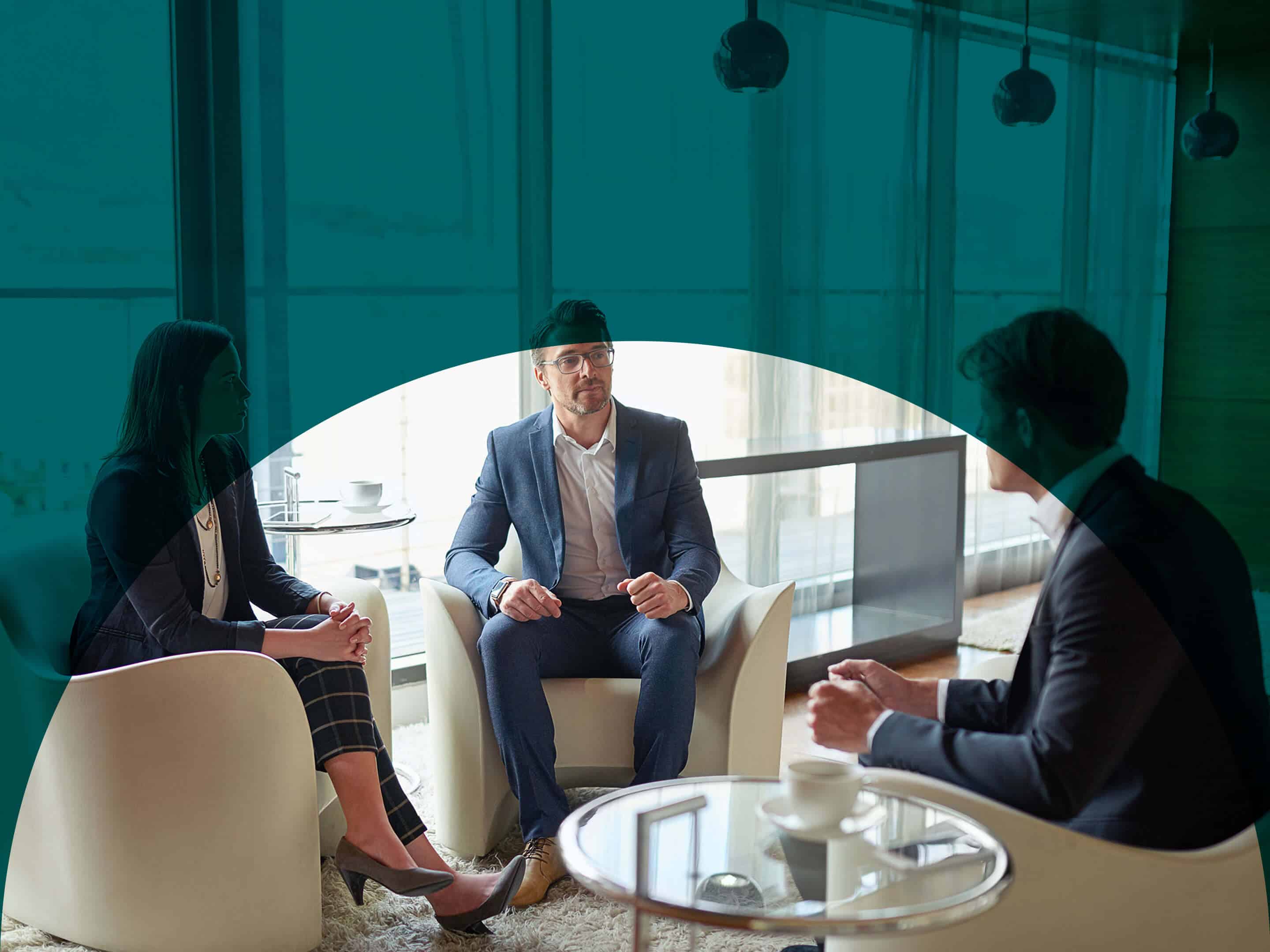 Menschen an einem Tisch beim Mediator finden & Mediatioren-Pool